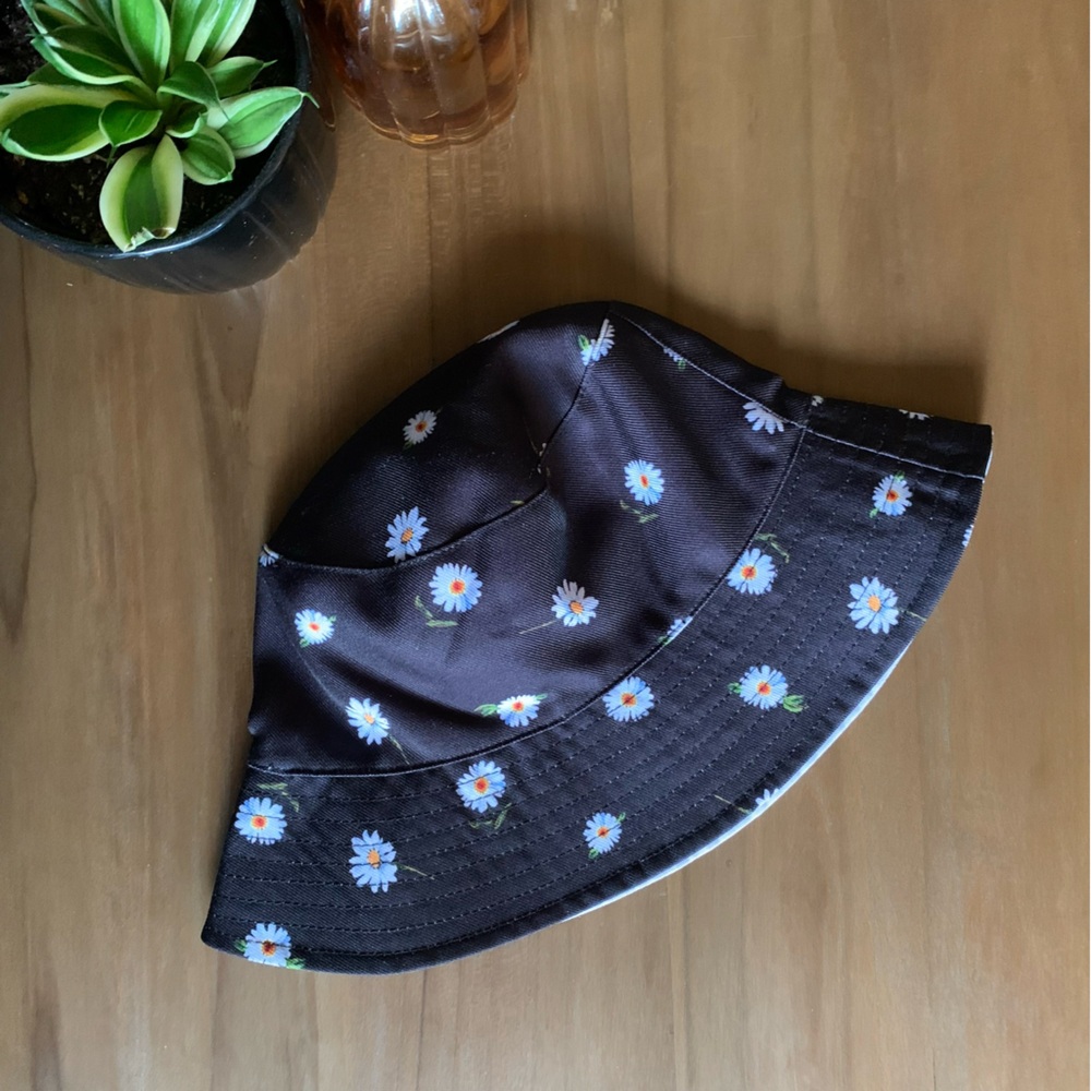 Floral and White Reversable Bucket Hat - Black with Daisies
